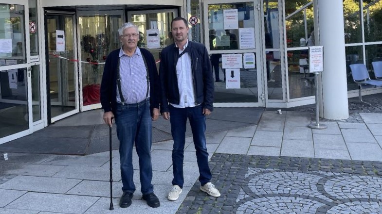 Bild von Theodor Kassold und seinem Sohn Markus vor dem Deutschen Herzzentrum in München